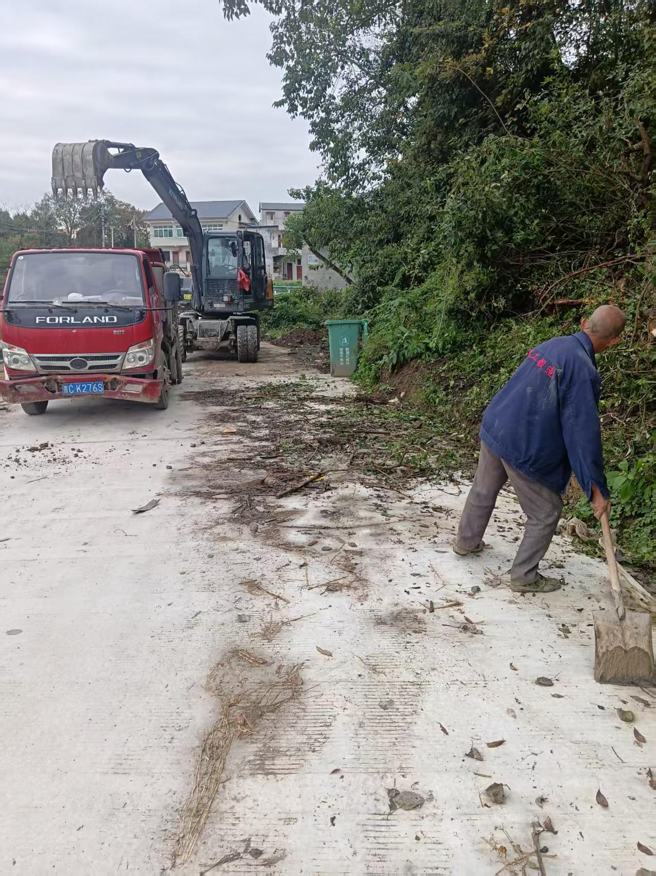 道路焕新颜,善后显担当——乐声村“三弯两坡”(大茅坪至台上)道路拓宽改造项目竣工后组织方迅速完成环境清理